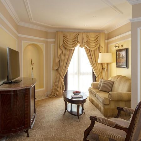The Regency Hotel Kuwait Kuwait City Exterior photo A living room at the Ritz-Carlton, Tarrant County