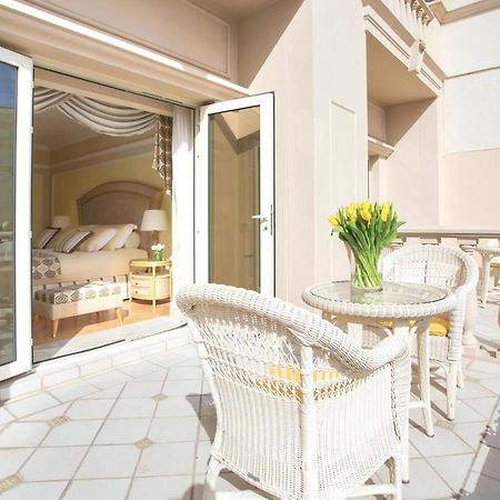 The Regency Hotel Kuwait Kuwait City Exterior photo A balcony