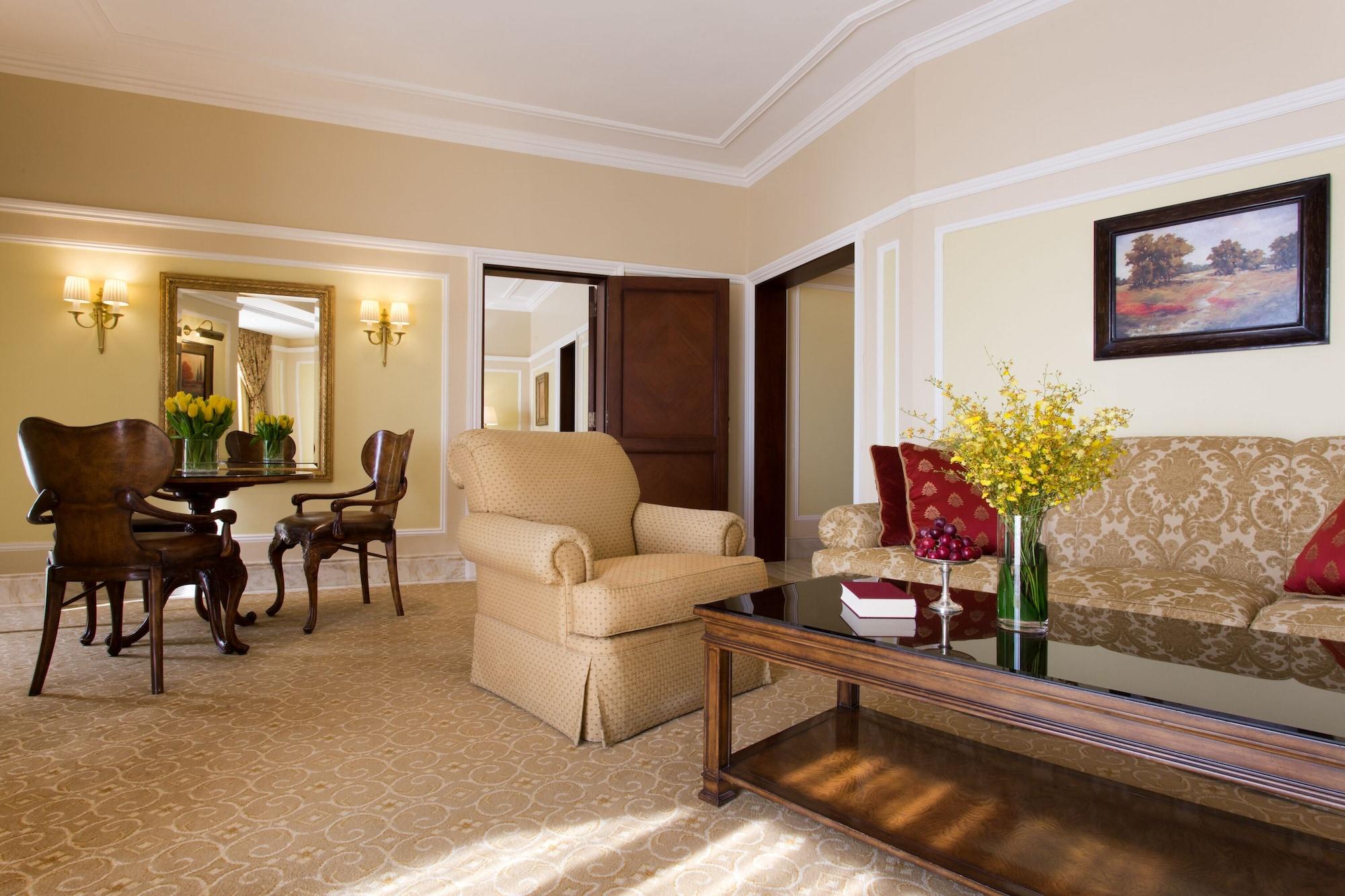 The Regency Hotel Kuwait Kuwait City Exterior photo A suite at the Four Seasons Hotel