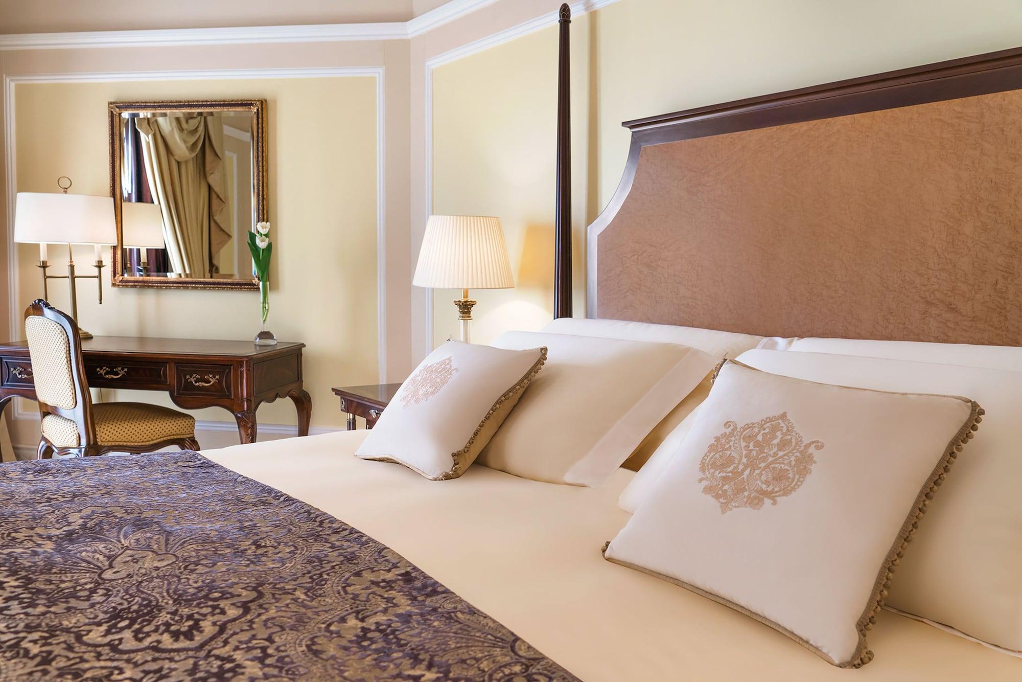 The Regency Hotel Kuwait Kuwait City Exterior photo A bedroom at the Four Seasons Hotel
