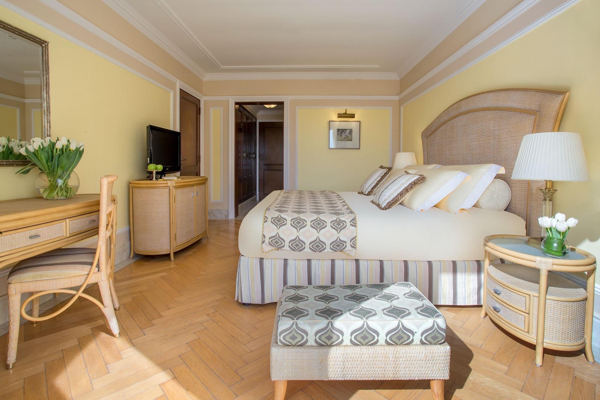 The Regency Hotel Kuwait Kuwait City Exterior photo A room at the hotel