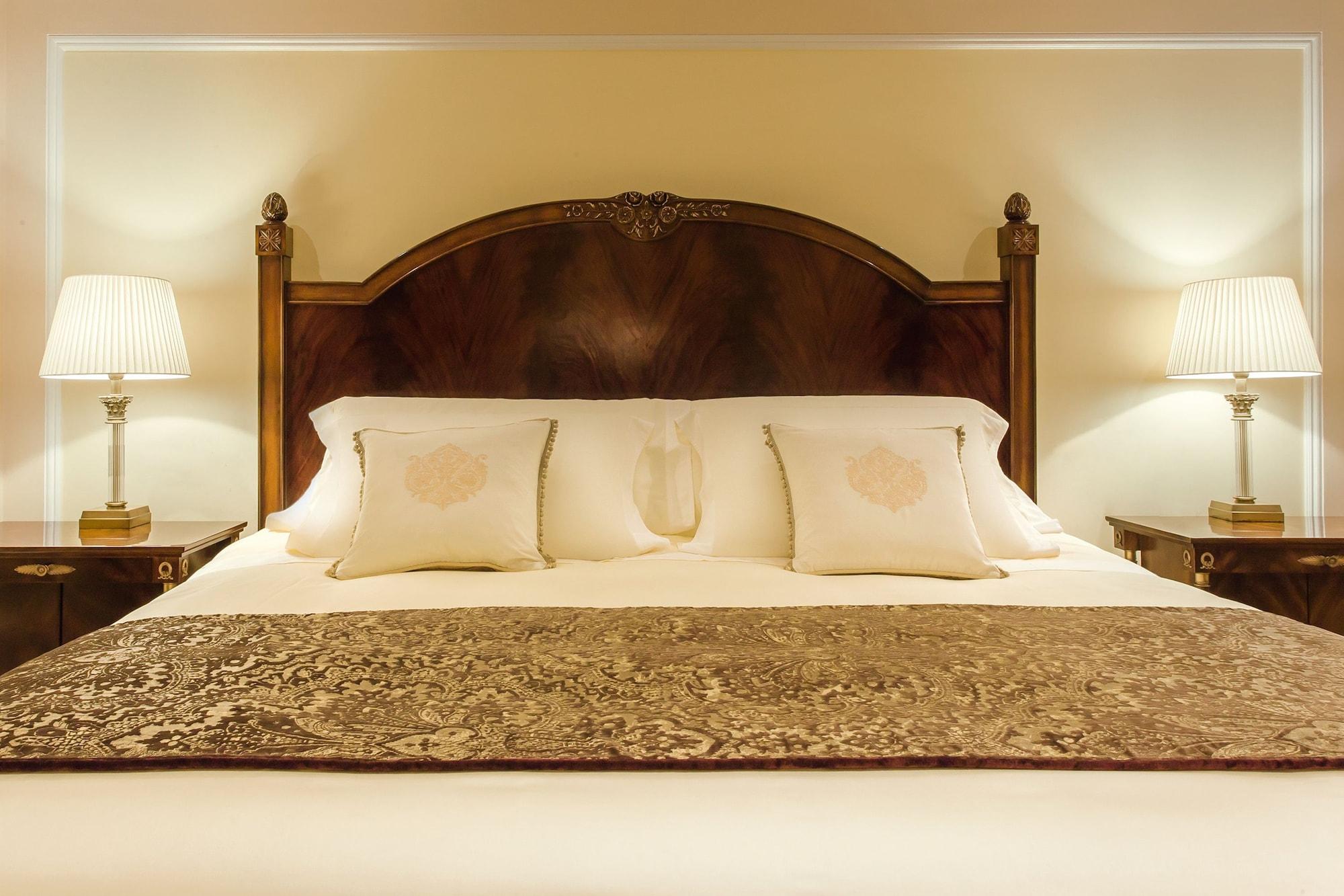 The Regency Hotel Kuwait Kuwait City Exterior photo A bed