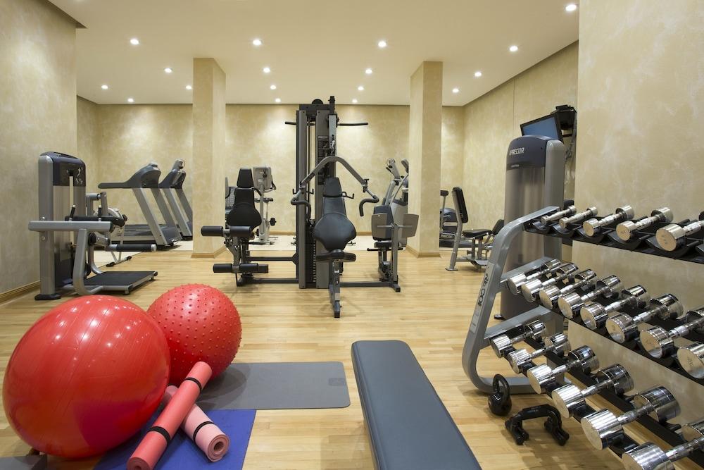 The Regency Hotel Kuwait Kuwait City Exterior photo A gym at a hotel