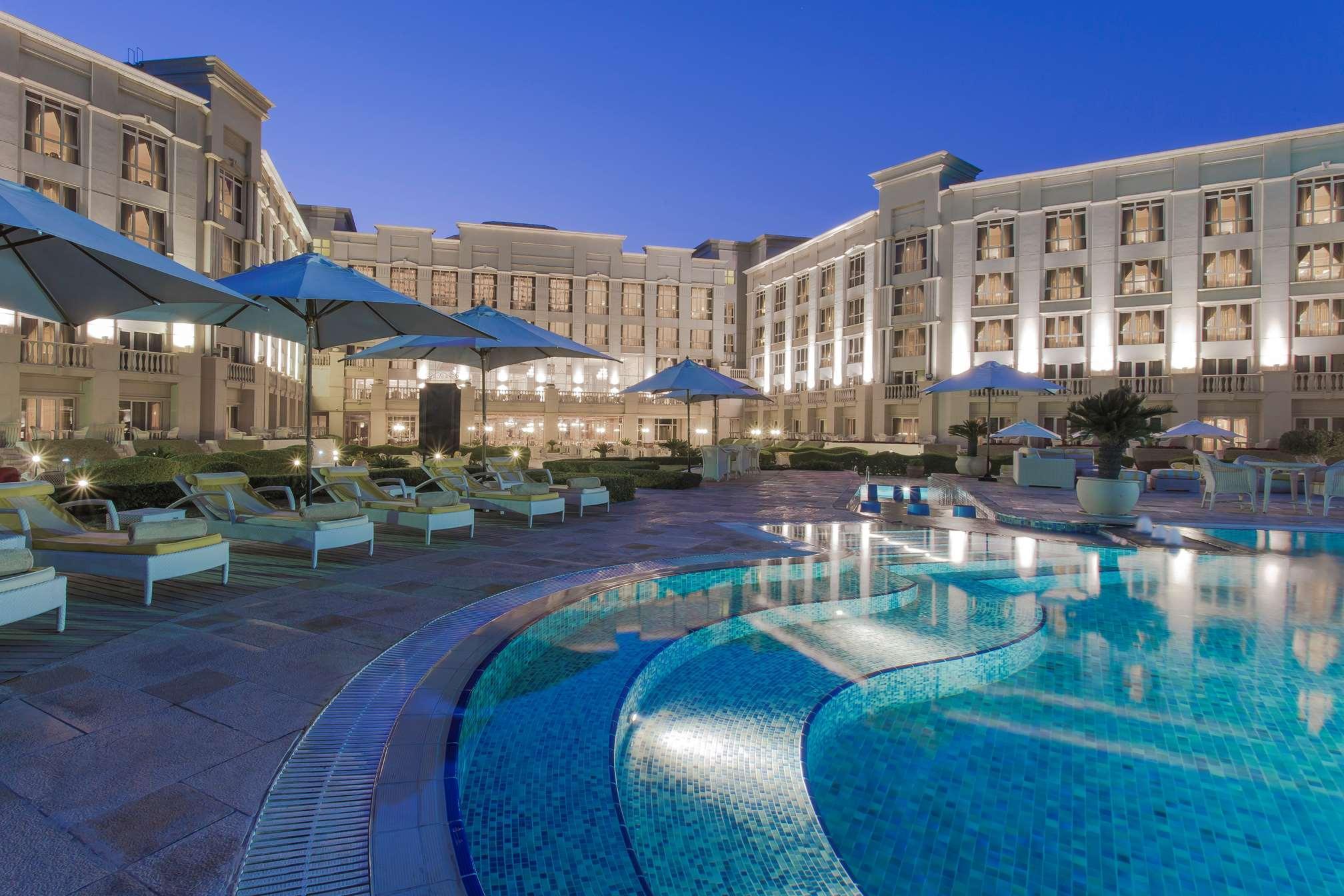 The Regency Hotel Kuwait Kuwait City Exterior photo The pool at the Four Seasons Hotel