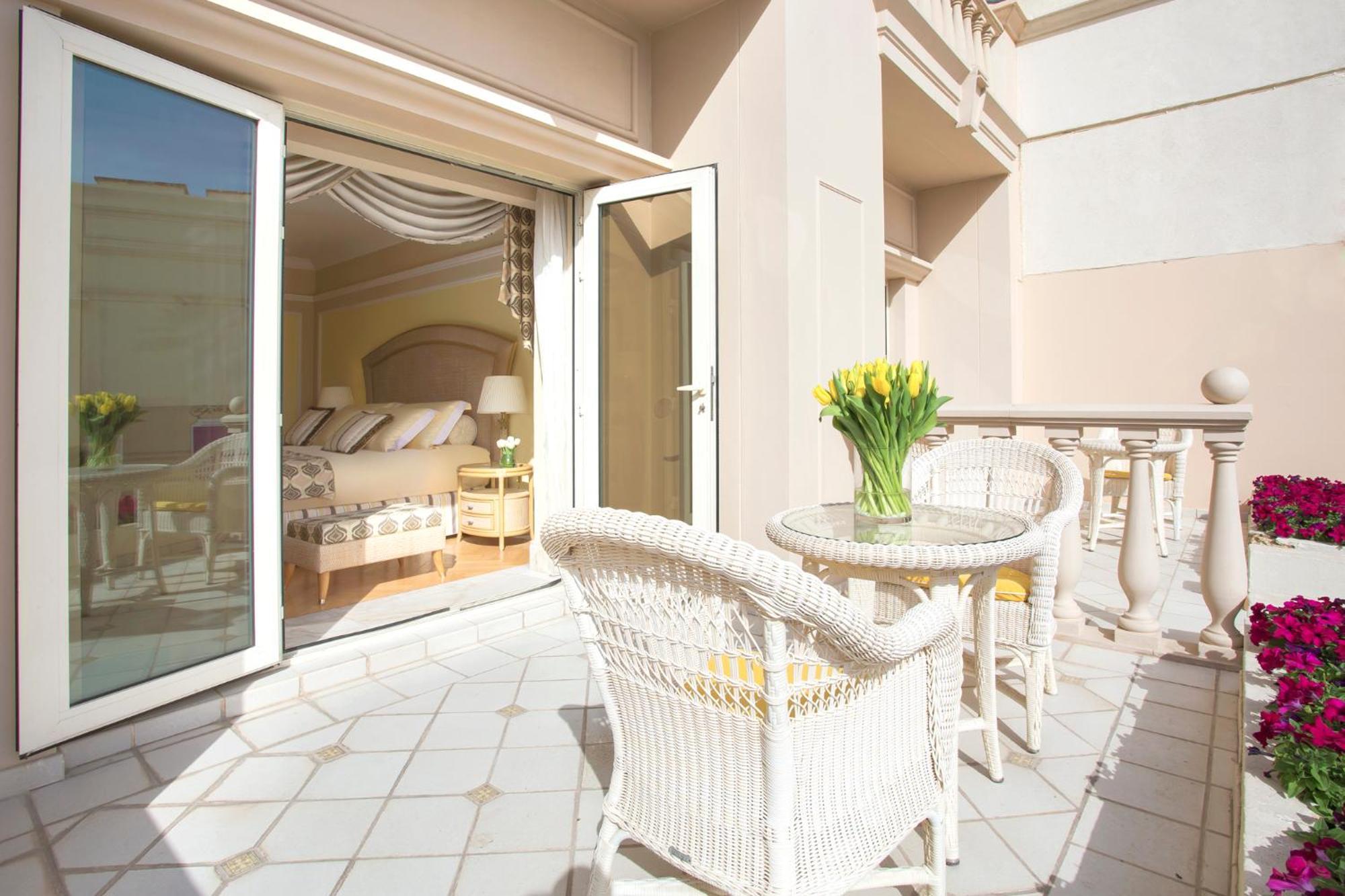 The Regency Hotel Kuwait Kuwait City Exterior photo A balcony